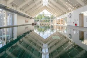 Bazén v ubytování Stunning 5 bedroom lake-house hot tub views - Pass the Keys nebo v jeho okolí