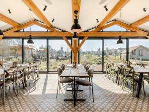 Restaurace v ubytování Stunning 5 bedroom lake-house hot tub views - Pass the Keys