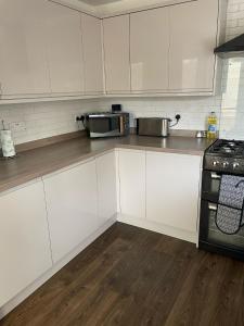 Kuchyň nebo kuchyňský kout v ubytování Modern, well-equipped and comfortable 3-bed home in lovely Shropshire village