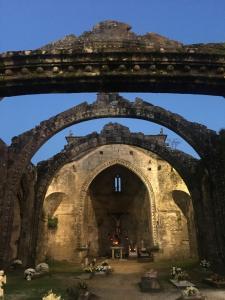 an old stone building with an archway at Apartamento Saudade in Cambados