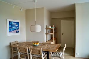 斯格茹德Modern Spacious Apt in Ski, 11min to Oslo的配有木桌椅的餐厅