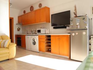 A kitchen or kitchenette at Summer Lovin