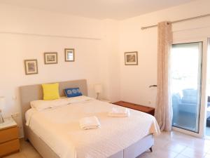 A bed or beds in a room at Summer Lovin