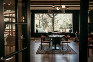a dining room with a table and chairs at Herzstykke Hotel in Tangstedt