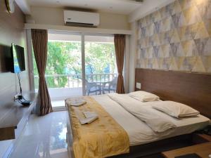Postel nebo postele na pokoji v ubytování Hotel Shreyas