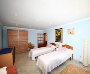 Dos camas en una habitación con paredes azules. en Your Island Villa Son Serra, en Son Serra de Marina 22 fotos más