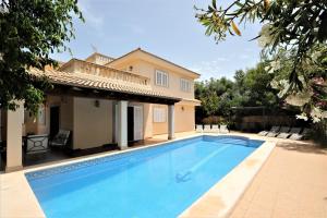 una piscina frente a una villa en Your Island Villa Son Serra, en Son Serra de Marina