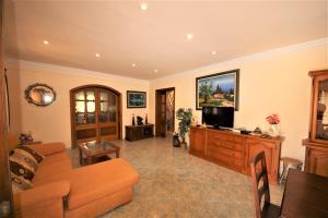 Una sala de estar con un sofá y un televisor. en Your Island Villa Son Serra, en Son Serra de Marina