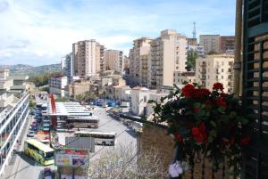 vista su una città con autobus e edifici di Casa di nonna Gina a Agrigento