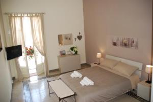 アグリジェントにあるCasa di nonna Ginaのベッドルーム1室(大型ベッド1台、タオル2枚付)