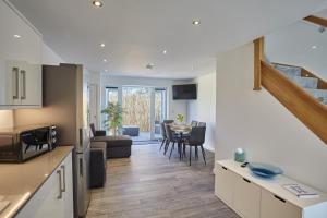 Kuchyň nebo kuchyňský kout v ubytování 2022 Modern Home In Central Hayle With Ev Charger + 12 fotografií