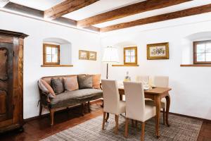 a living room with a table and a couch at Lexsimihof - Presshaus in Wildon