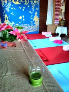 ein Tisch mit zwei Tischen in rot und blau in der Unterkunft Chatawan Homestay in Phrae