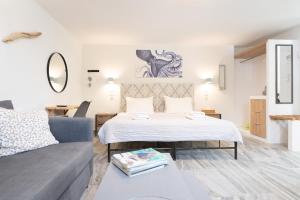 Una cama o camas en una habitación de WHITE W3 New studio in Naousa 14 fotos más