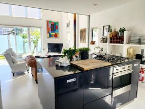 Dapur atau dapur kecil di 4 on Highworth Apartments and Studios