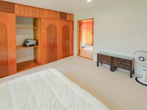 a bedroom with a bed and a desk at A spacious and pleasant accommodation for up to 10 people, Haeundae station walking 6 minutes and beach walking 8 minutes in Busan