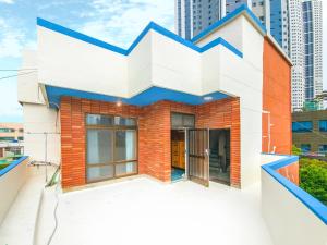 a house with a blue and white roof at A spacious and pleasant accommodation for up to 10 people, Haeundae station walking 6 minutes and beach walking 8 minutes in Busan