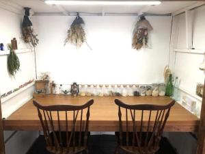 鹿児島市にあるGrandma's House Kakuregaの木製のテーブルと椅子2脚のあるキッチン +4枚の写真