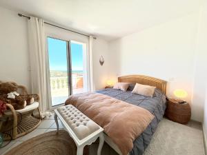 una camera da letto con un letto e una grande finestra di Le Golf a Sainte-Maxime Altre 29 foto