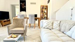 un soggiorno con un divano e un tavolo di Le Golf a Sainte-Maxime