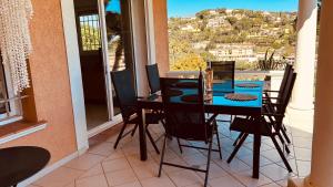 una sala da pranzo con tavolo e sedie su un balcone di Le Golf a Sainte-Maxime