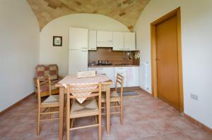 a kitchen and dining room with a table and chairs at Agriturismo Agrimare Barba in Pineto
