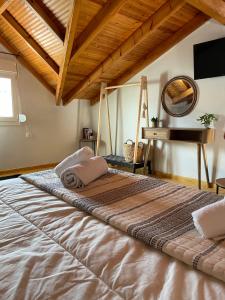 Postel nebo postele na pokoji v ubytování Euphoria Suites and Studios