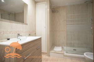 a bathroom with a sink and a shower at Patacona Resort Apartments Primera Linea in Valencia