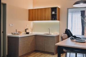 Una cocina o cocineta en Aeropod Cactus Rail Suite With Balcony - Kota Kinabalu