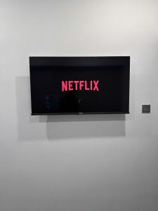 TV a/nebo společenská místnost v ubytování Vĩnh Tuấn Hotel