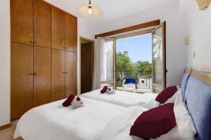Katil atau katil-katil dalam bilik di Villa Akamas Bayview by Villa Plus +26 gambar