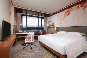 TV a/nebo společenská místnost v ubytování Hilton Garden Inn Shangri-La
