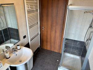 A bathroom at 'La Quercia' top floor flat Még 23 kép