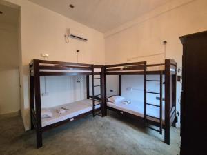 Ένα ή περισσότερα κρεβάτια σε δωμάτιο στο Saltwater Surf Camp