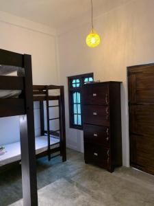 Ένα ή περισσότερα κρεβάτια σε δωμάτιο στο Saltwater Surf Camp +17 φωτογραφίες