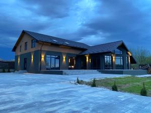 IspasМаєток на Озерах的一栋前面有车道的房子