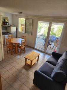 Кухня или мини-кухня в Maison de vacance toute équipée
