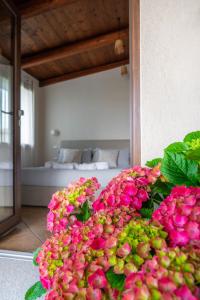 ein Haufen rosa Blumen vor einem Schlafzimmer in der Unterkunft La Botte e il Vino Rooms in Capoterra