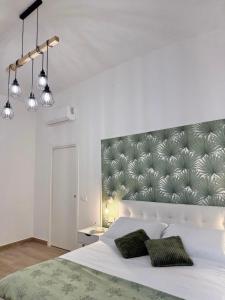 ヴィーコ・エクエンセにあるCasa Fortuna, Costiera Sorrentinaのベッドルーム1室(白い大型ベッド1台、緑の枕2つ付) +14枚の写真