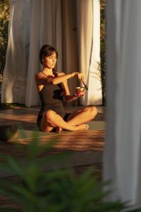 ランピにあるThe Ritual, A Wellness Retreatの床に腰掛けた女性