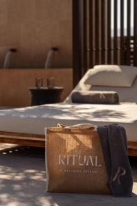 ランピにあるThe Ritual, A Wellness Retreatの2つのベッドの横の床に置かれたバッグ +32枚の写真