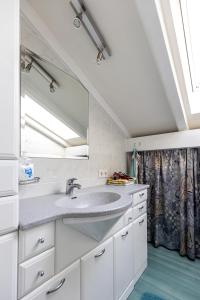 a bathroom with a sink and a window at Ferienwohnung Steinachblick in Steinach