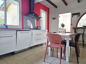 Kuchyň nebo kuchyňský kout v ubytování L'échappée du Canal - Piscine - Cheminée - Clim - Parking privé gratuit - 8 personnes - 3 chambres - Parc