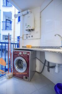 a washing machine and a sink in a room at Patacona Resort Apartments Primera Linea in Valencia