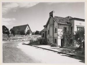 ein Schwarzweißfoto eines Hauses in einer Straße in der Unterkunft Naracoorte Central Accommodation in Naracoorte