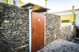 a stone wall with a wooden door on it at Affittacamere - L'ancora in Stintino