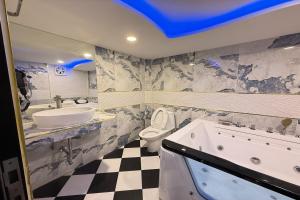 Ένα μπάνιο στο Bankhunchang Guest House บ้านขุนช้างห้องพักรายวันรามคำแหง