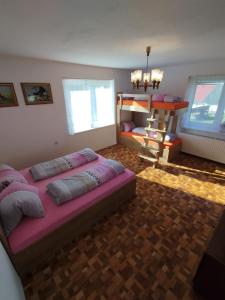 Letto o letti in una camera di Chalupa U Vršitých