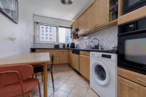 Nhà bếp/bếp nhỏ tại Damiers - La Defense 5BDR +26 ảnh