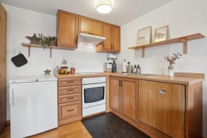 Kuhinja oz. manjša kuhinja v nastanitvi INN JOY Apartments - idyllische Bergsicht